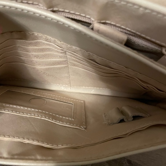 Aurielle Ivory Leather Multi-compartment Crossbody Purse - Picture 13 of 14